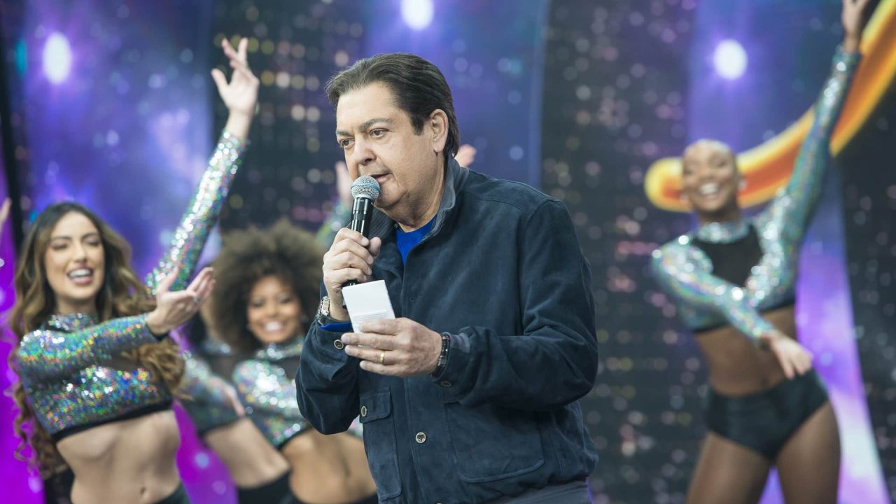 Imagem com foto de Fausto Silva no palco do Faustão na Band