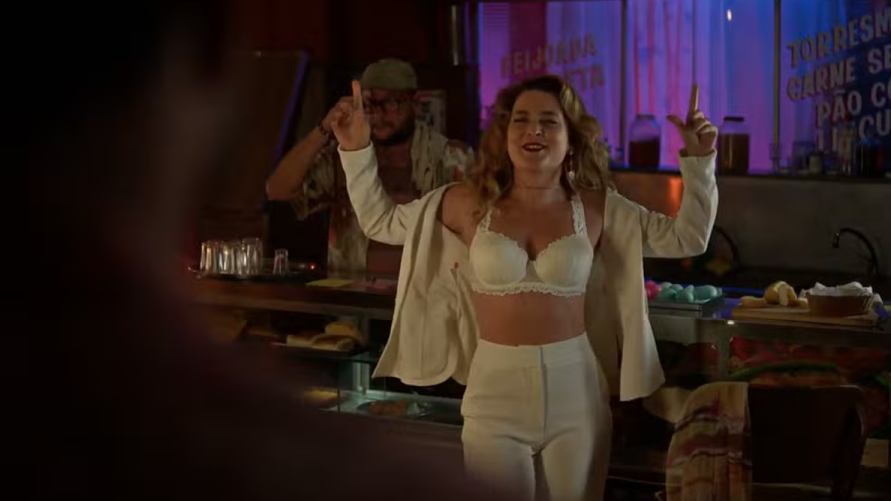 Filipa surta e começa a tirar a roupa em um bar em Dona de Mim