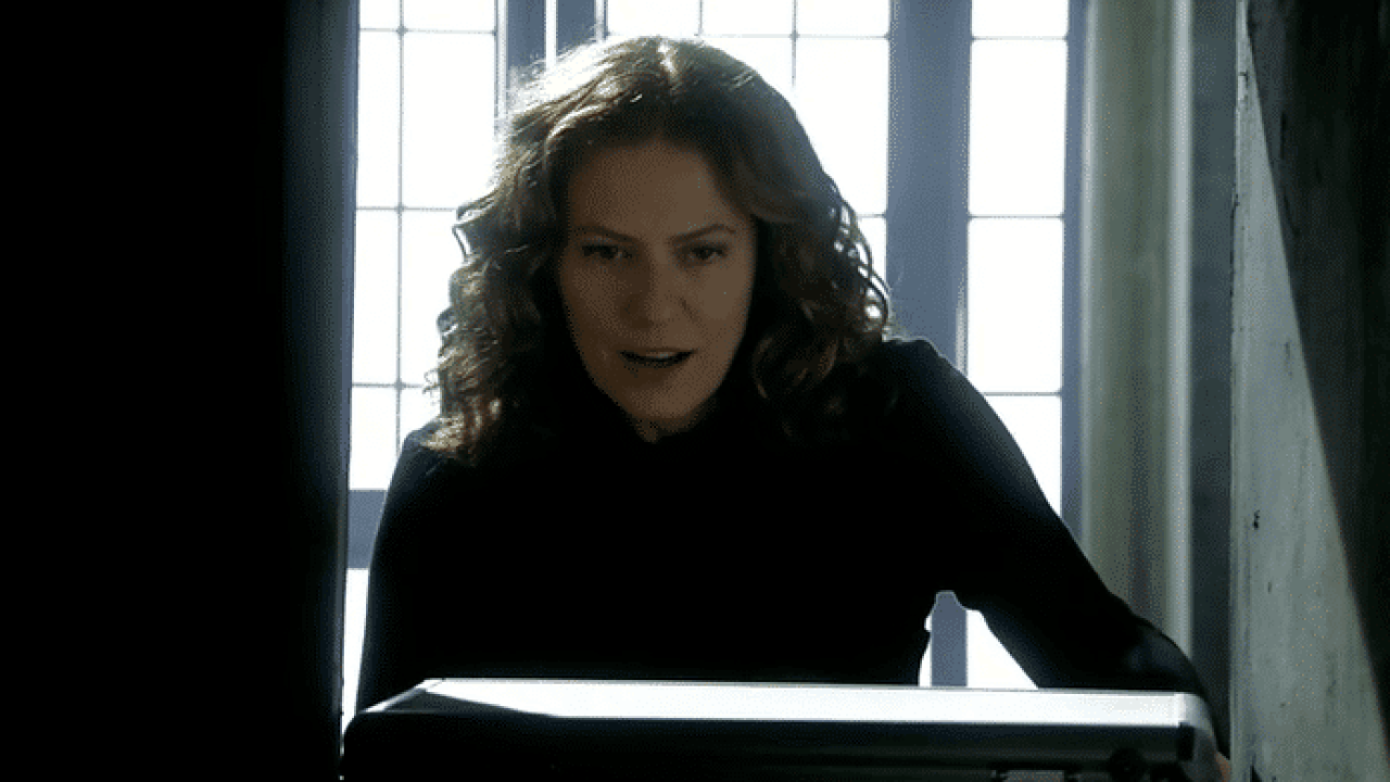 A Favorita: Flora descobre o local do esconderijo das fitas de Dodi