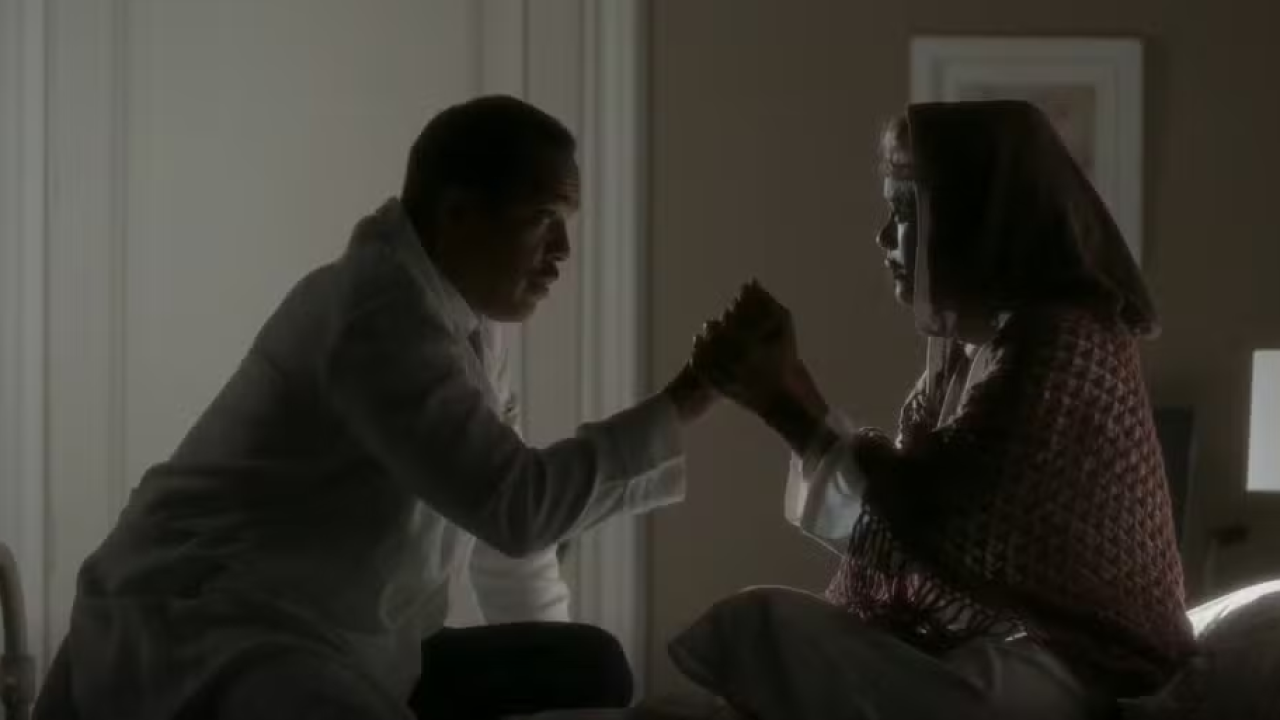 Gregório consegue internar Beatriz como uma idosa para ajudar Clarice em Garota do Momento