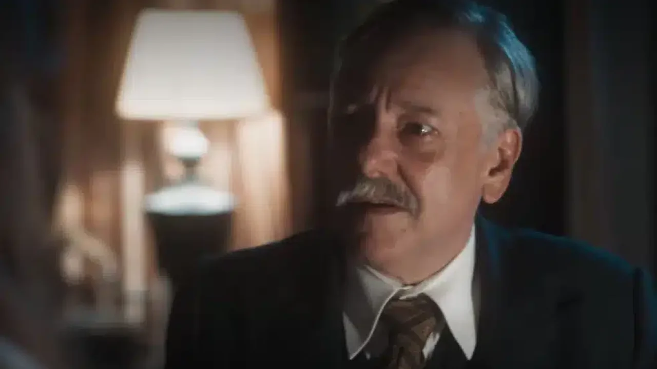 Gusmão ataca Marê dentro da alfaiataria e lhe diz que só a contratou porque era ex-presidiária em Amor Perfeito