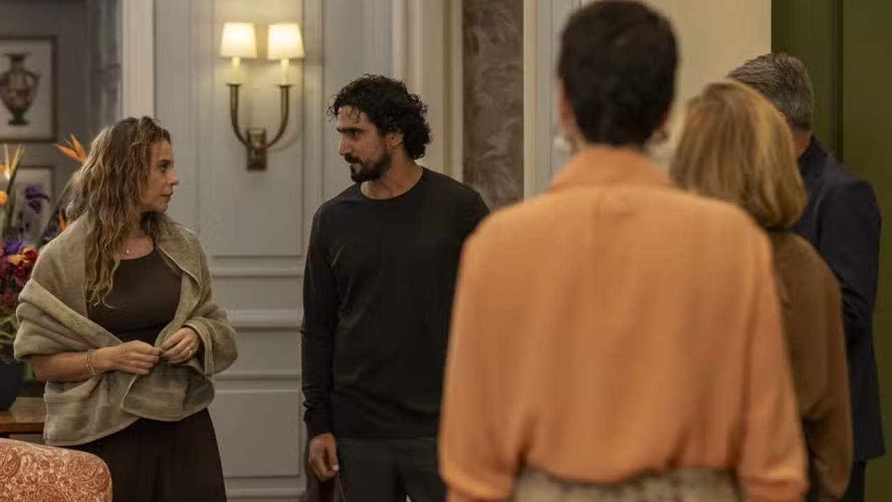 Helena e Ivan ficam encharcados com a mangueira do jardim em Vale Tudo