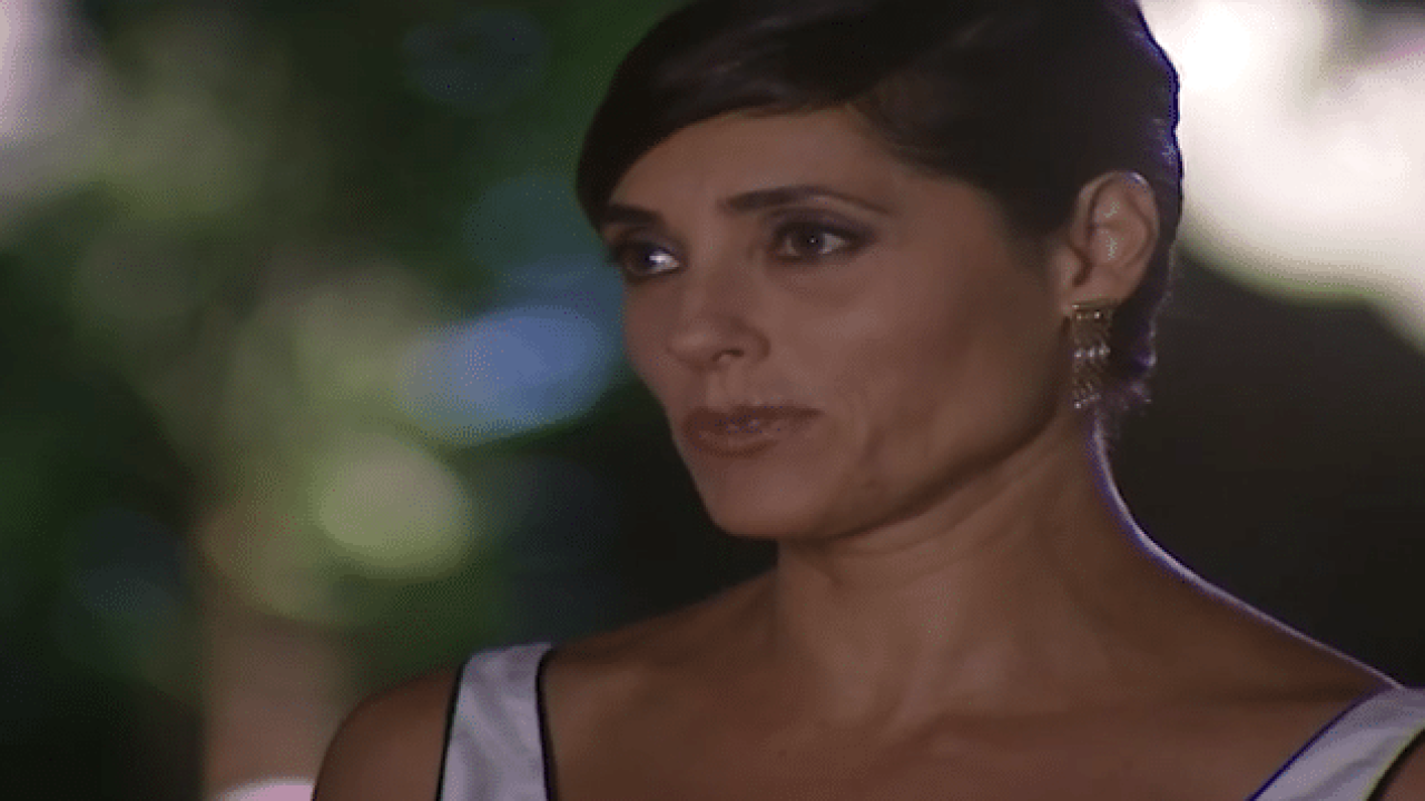 Helena vai até a festa de Marcinha para ver César em Mulheres Apaixonadas