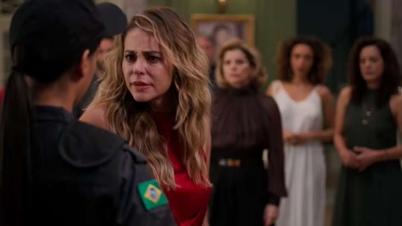 Heleninha cai no vício novamente ao ver que Ivan é comprometido em Vale Tudo