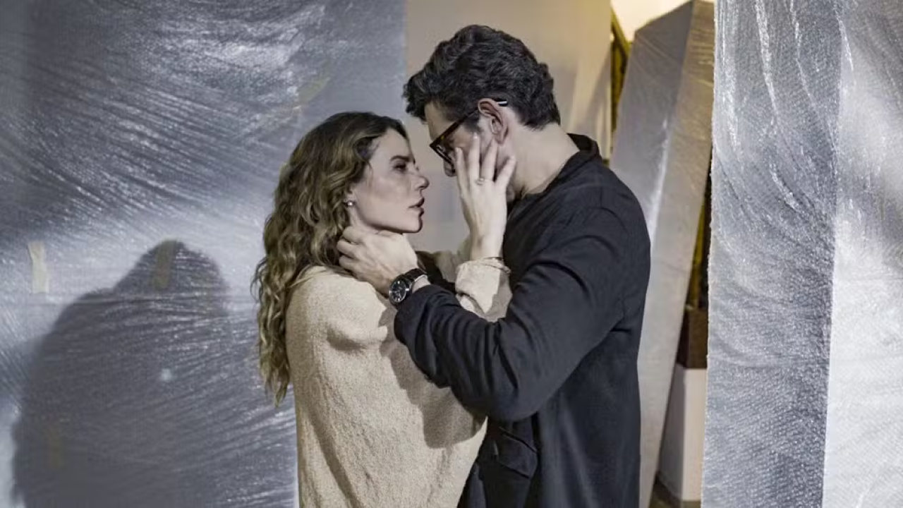 Heleninha e Renato ficam em clima de romance na Galeria de Arte em Vale Tudo
