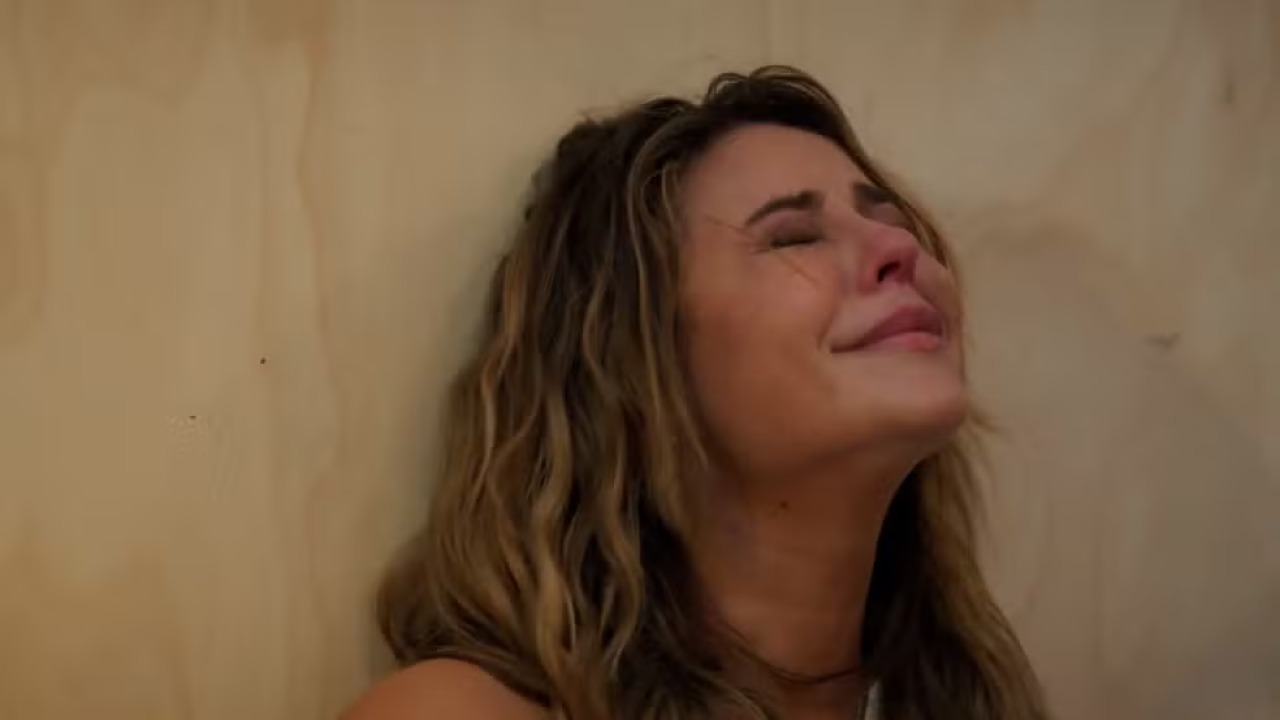 Heleninha toma um chá batizado por Marina e passa mal em Vale Tudo