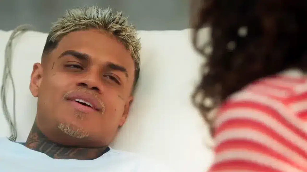 Hugo recebe a visita de Jenifer e do pastor Miguel no hospital em Vai na Fé