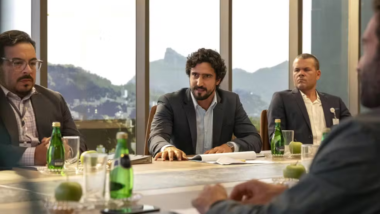 Ivan invade a reunião de Odete Roitman se passando por um diretor em Vale Tudo