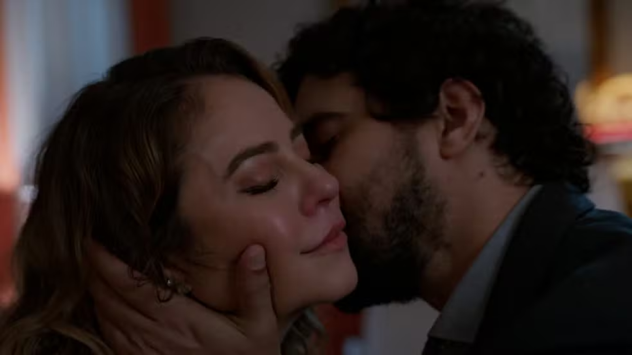 Ivan tenta apoiar Heleninha por causa da foto exibida nos sites de fofocas em Vale Tudo