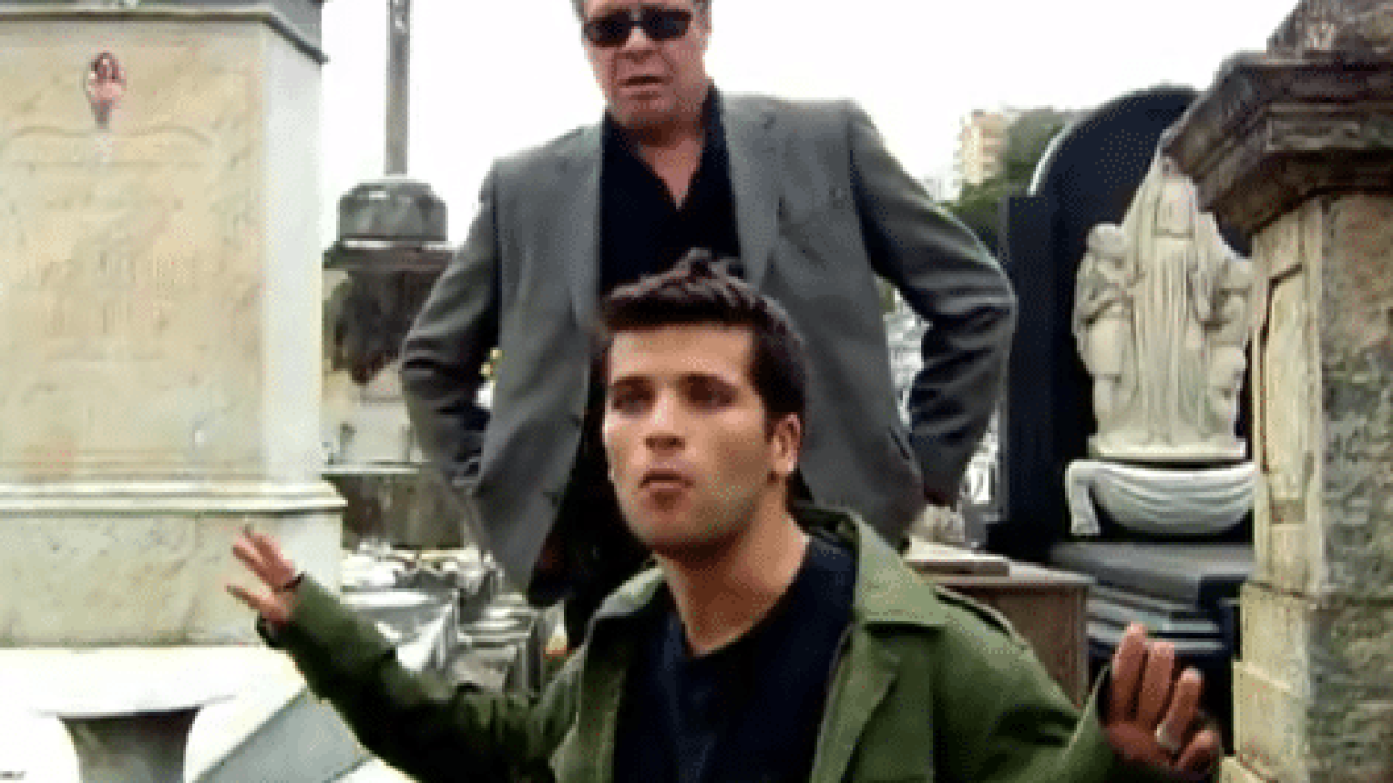 Ivan tenta se despedir escondido de Taís no seu enterro, mas é visto por Daniel em Paraíso Tropical