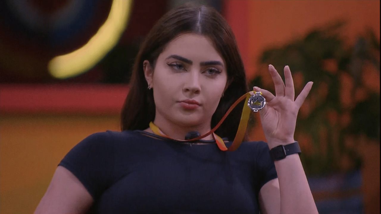 Imagem com foto de Jade Picon segurando o colar do líder