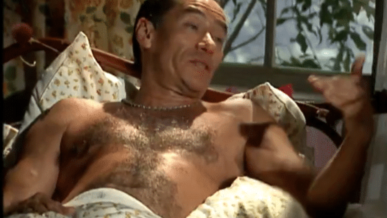 Jader conhece Bebel e tenta descobrir as histórias da cidade e do bordel em Paraíso Tropical