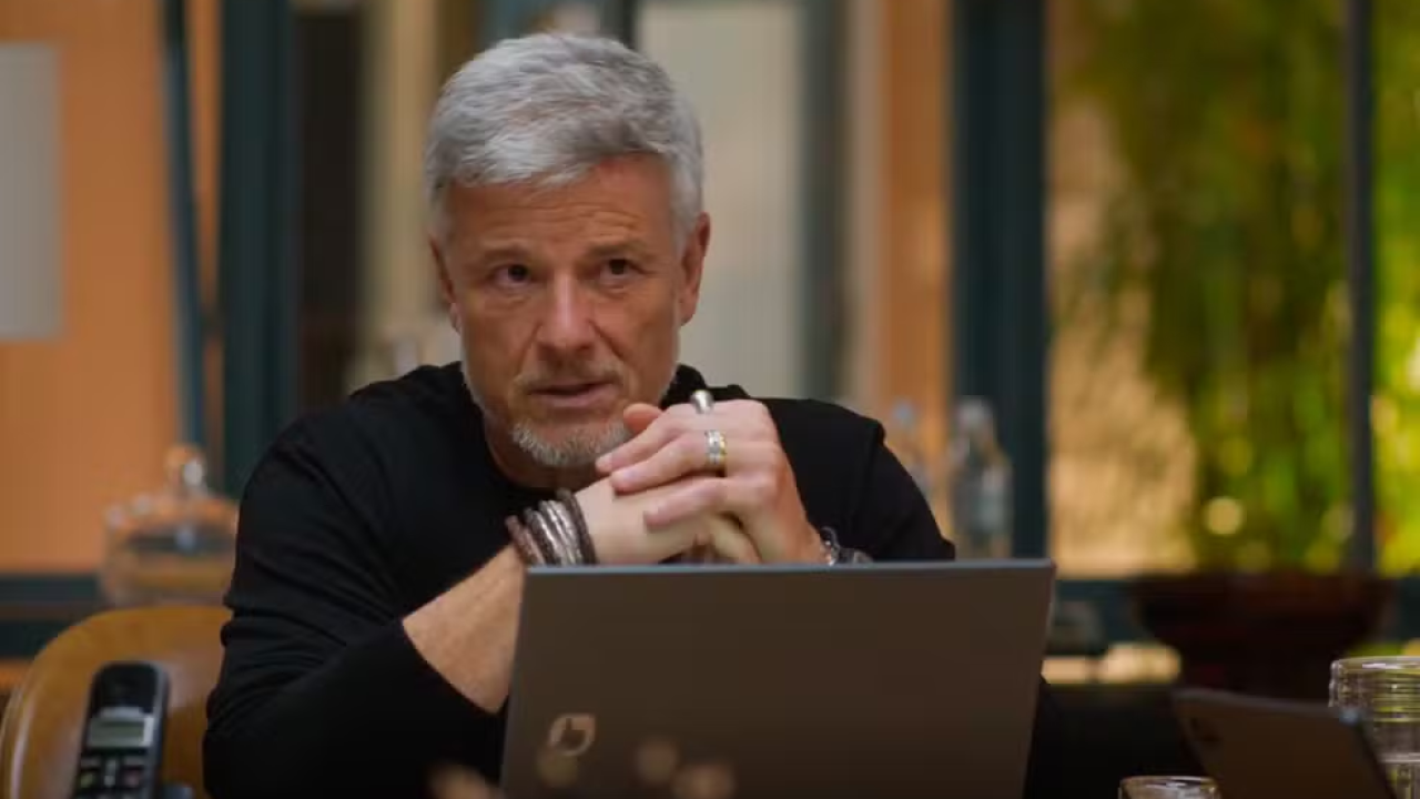 Jaques chantageia Vanderson e o coloca como principal suspeito da morte de Abel em Dona de Mim