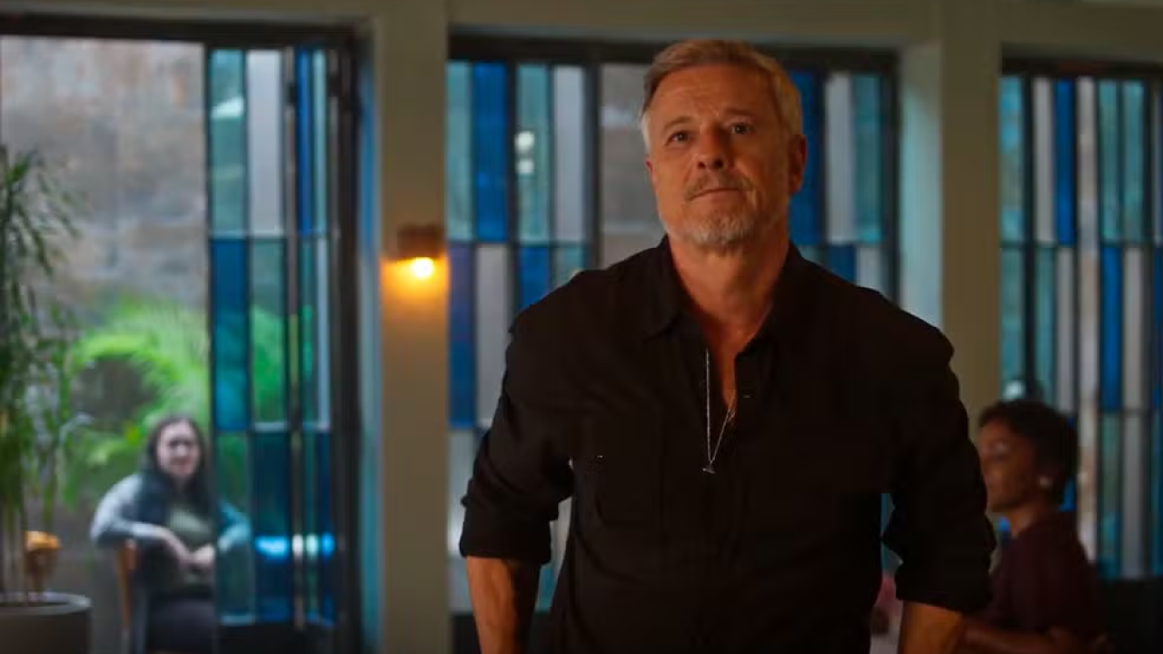 Jaques contrata Filipa para uma festa surpresa em um restaurante em Dona de Mim