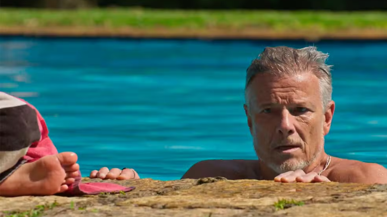 Jaques presencia queda de Sofia na piscina e corre para salvá-la em Dona de Mim