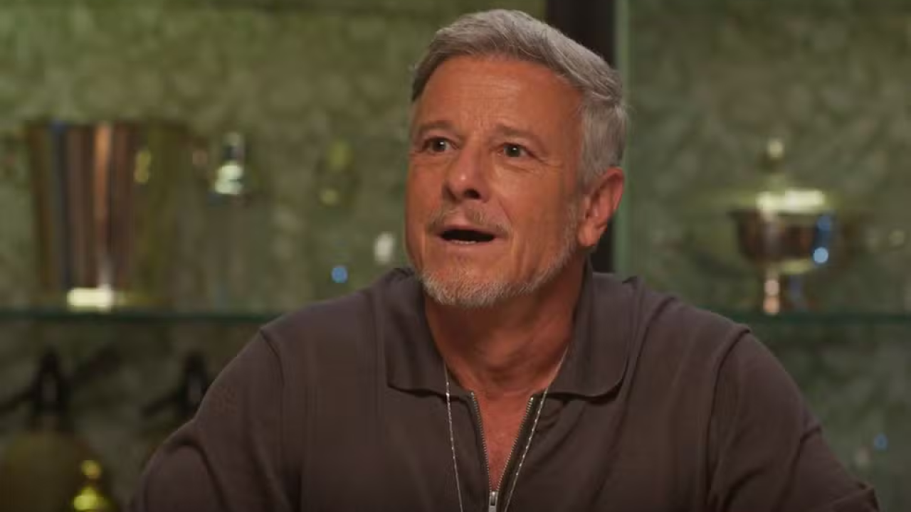 Jaques se muda para a mansão para desespero de Samuel em Dona de Mim