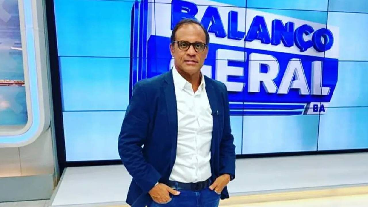 José Eduardo, o Bocão, posa no estúdio diante do telão com o logotipo do Balanço Geral BA na Record