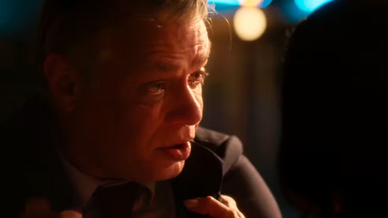 Juliano faz campana na porta da pensão de Beatriz e Clarice em Garota do Momento