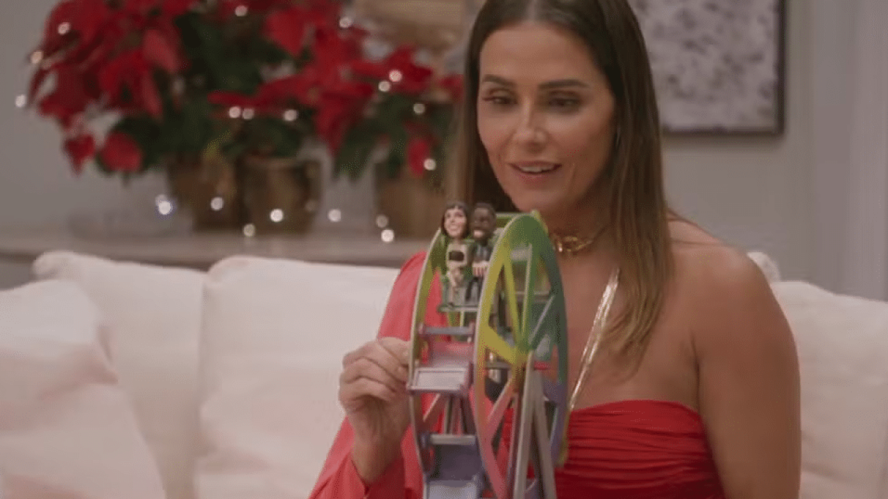 Lara fica emocionada ao receber um presente muito especial de Mário no dia de Natal em Elas por Elas