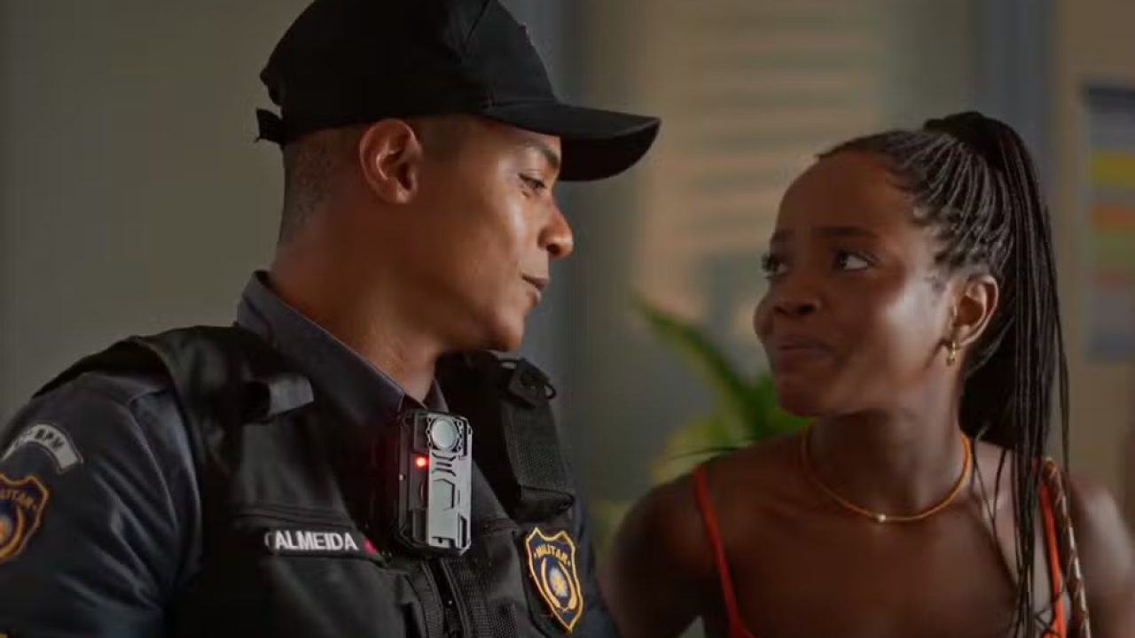 Leona pede ajuda a Marlon sobre o pai de Sofia em Dona de Mim