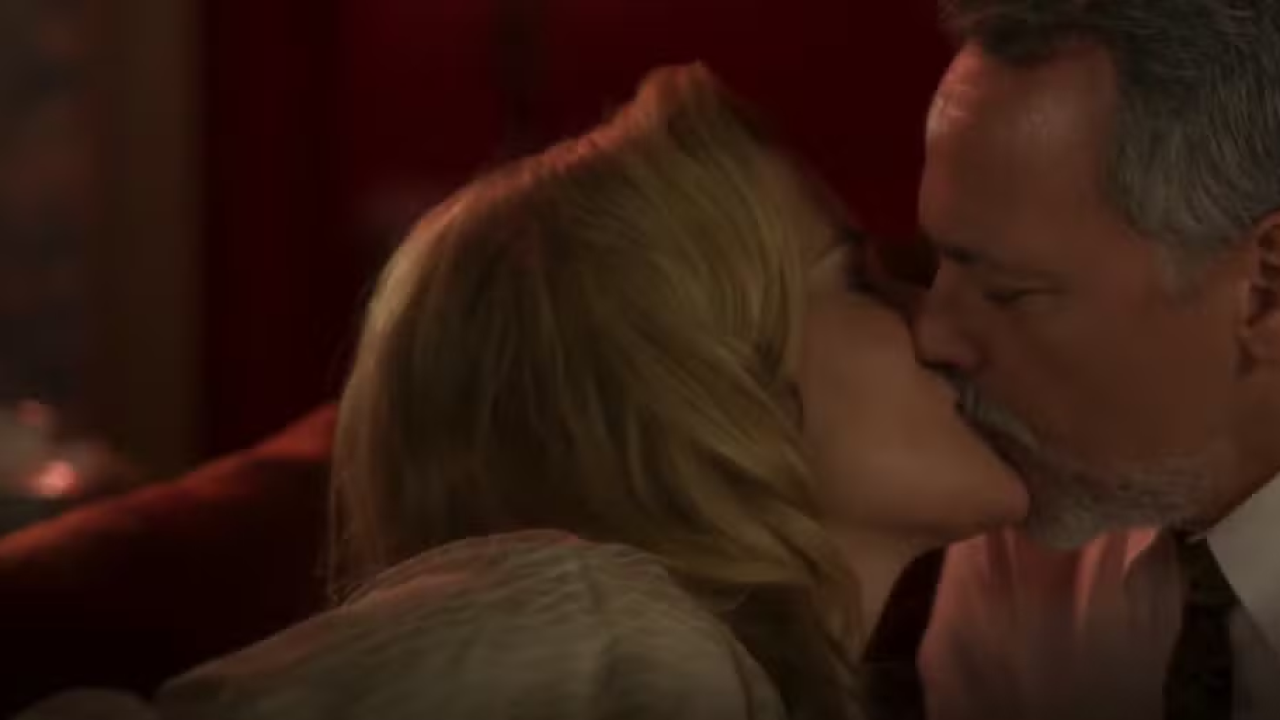 Lígia pede ajuda a Raimundo por causa de uma dor de estômago em Garota do Momento