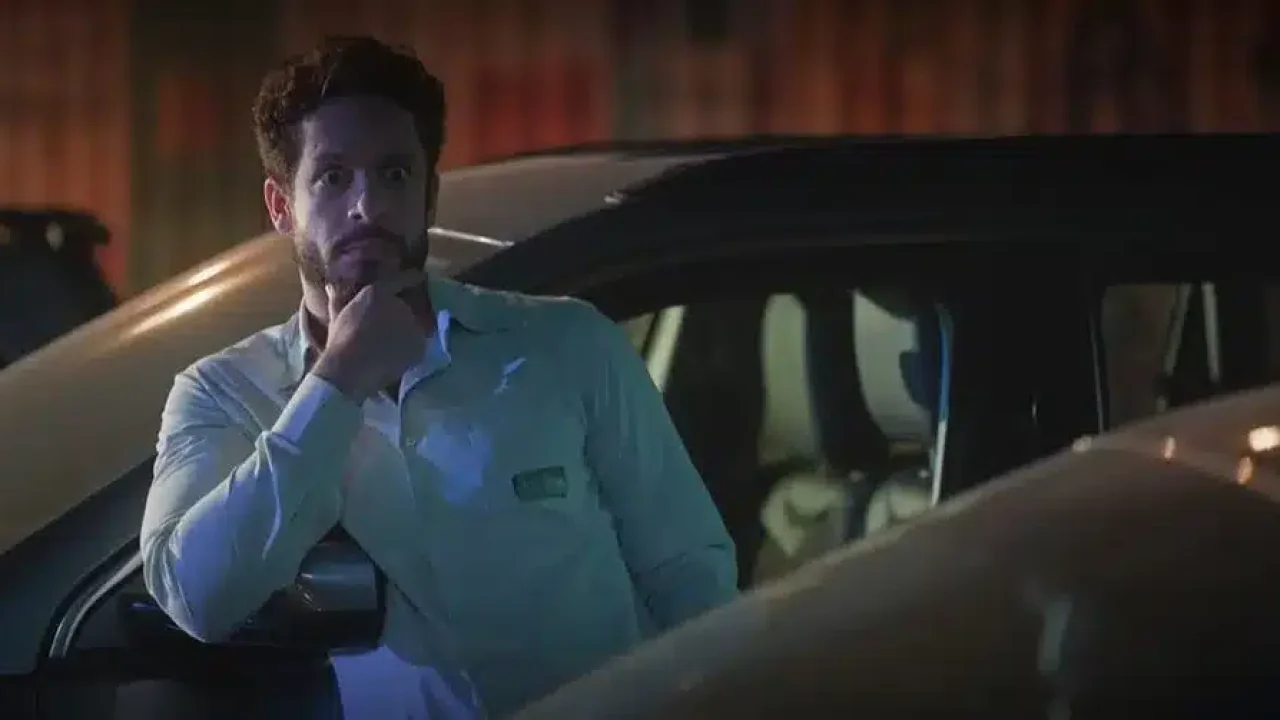 Luigi se assusta ao ver Kevin e Ramiro em clima de romance em Terra e Paixão