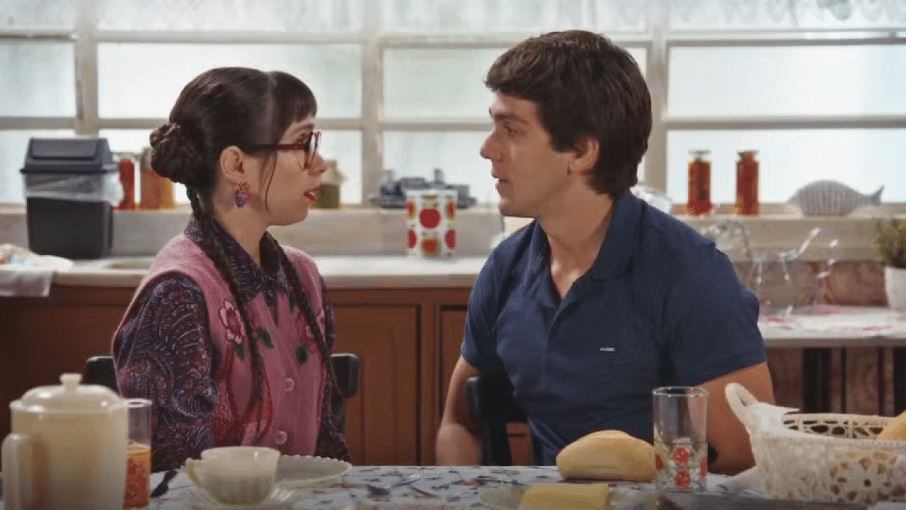 Lupita começa a ver Guto de uma forma diferente e se assusta em Família é Tudo