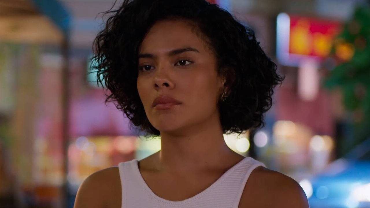 Bella Campos caracterizada como Maria de Fátima em cena noturna do remake de Vale Tudo