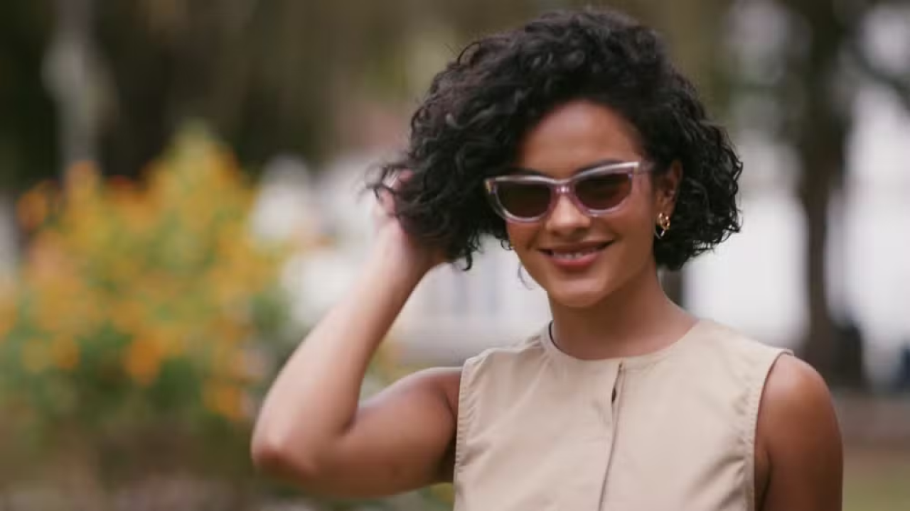 Maria de Fátima entra em uma loja de óculos e se dá bem em golpe em Vale Tudo