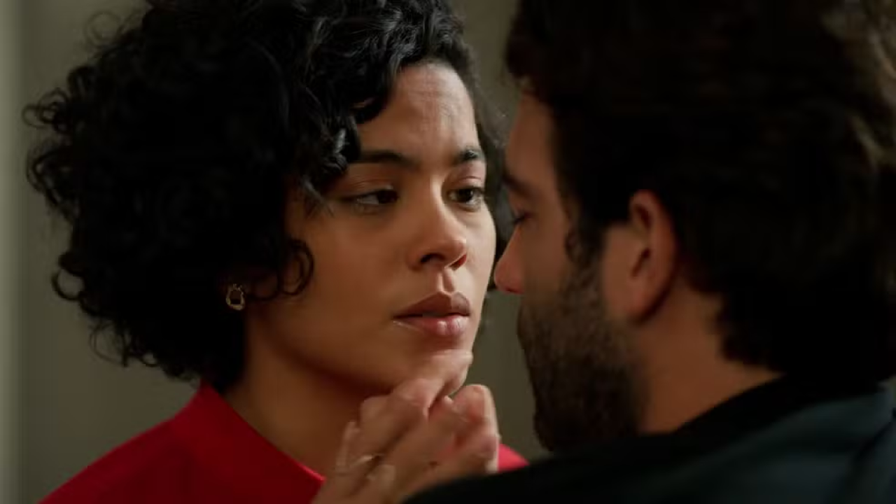 Maria de Fátima finge susto ao ser beijada por Afonso e foge em Vale Tudo