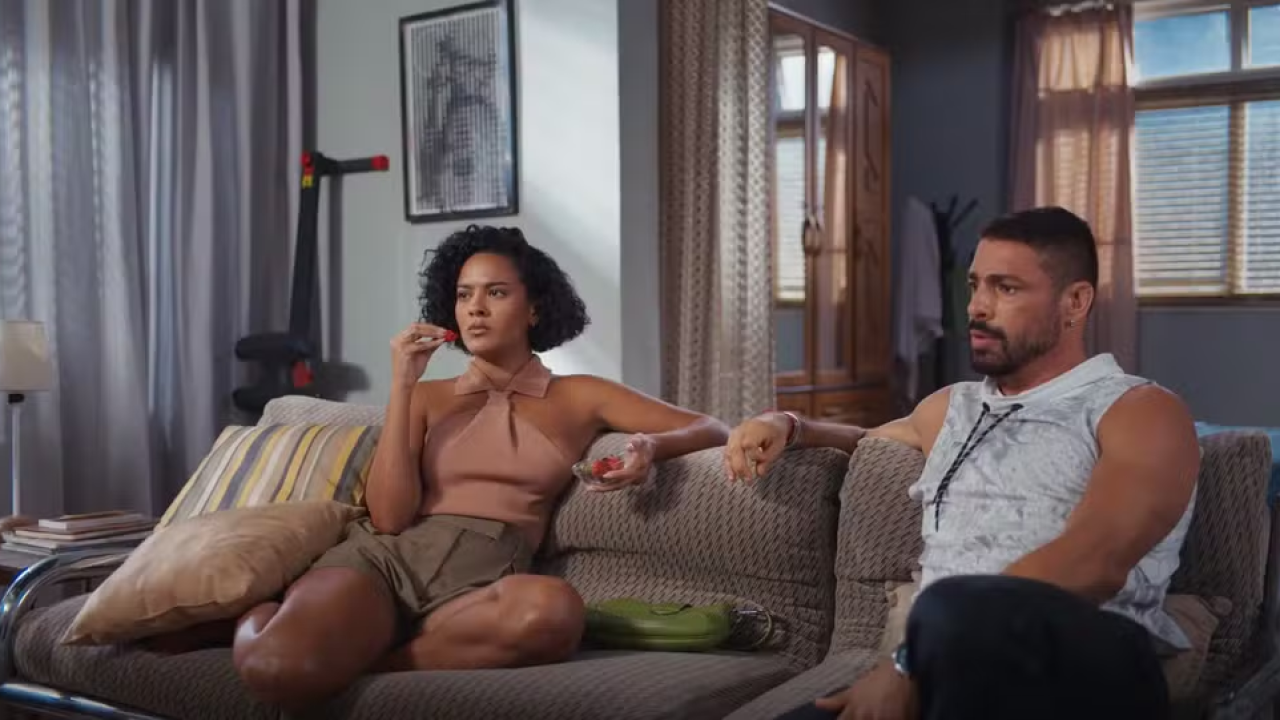 Maria de Fátima se junta a César para acabar com o namoro de sua mãe, de Solange e descobrir sobre os dólares em Vale Tudo