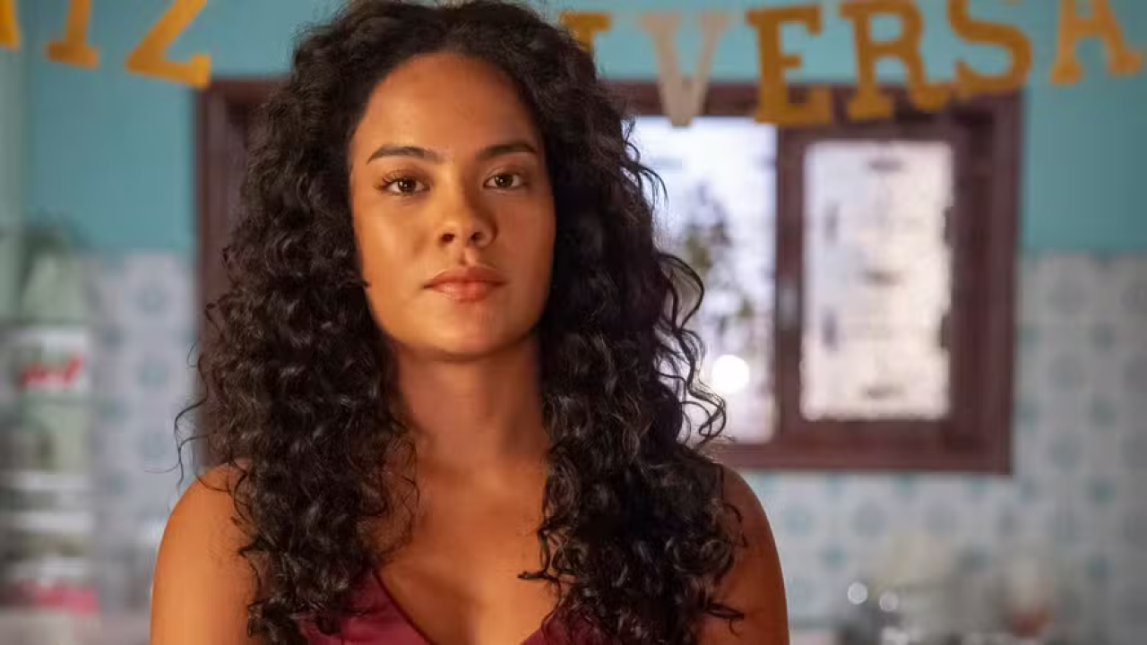 Maria de Fátima vende a casa que era de seu avô e foge para o Rio de Janeiro em Vale Tudo