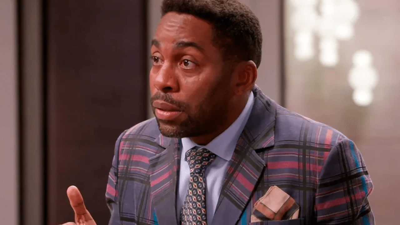 Mário resolve ir atrás de Lara e pedir o seu emprego de volta em Elas por Elas