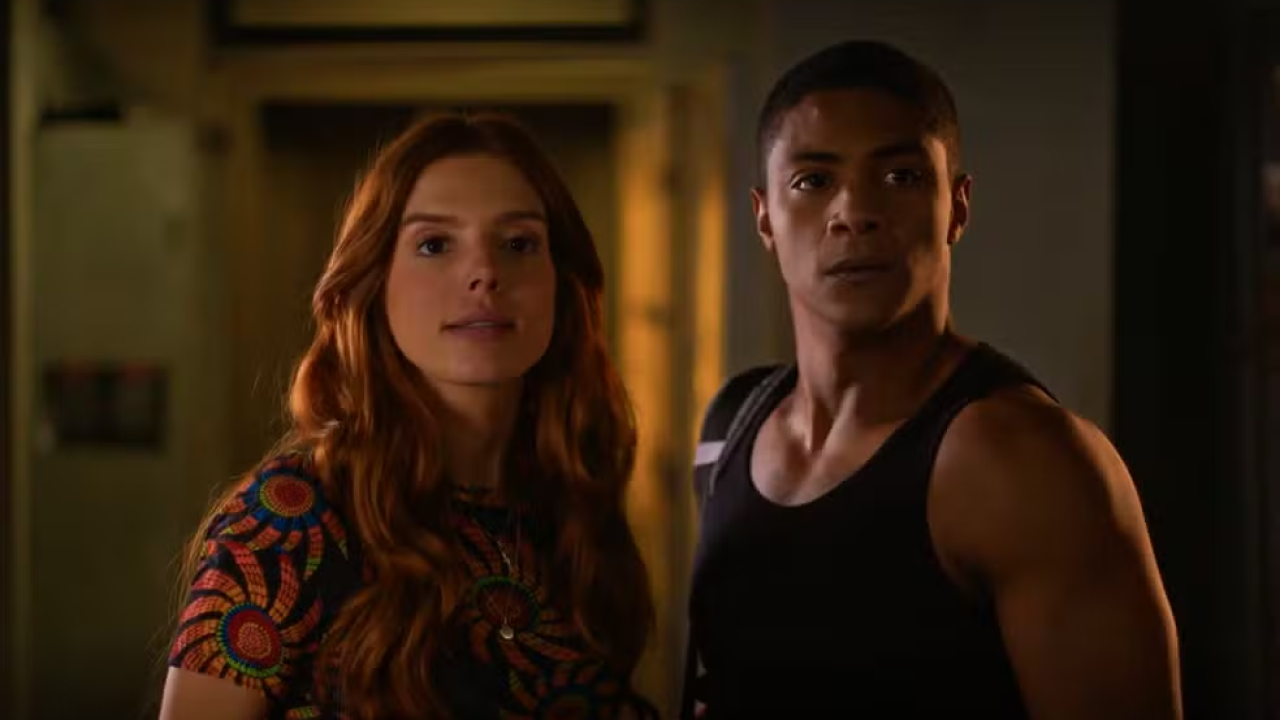 Marlon e Kami são flagrados se beijando por Lucas em Dona de Mim