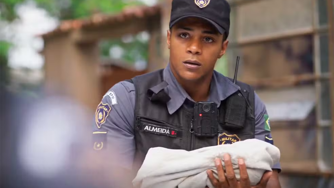Marlon encontra um bebê no lixo e o leva para o hospital em Dona de Mim