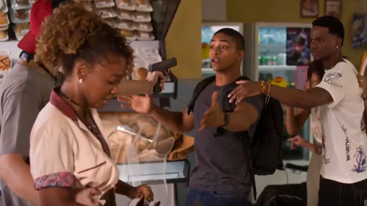 Marlon fica na mira de um assaltante em Dona de Mim