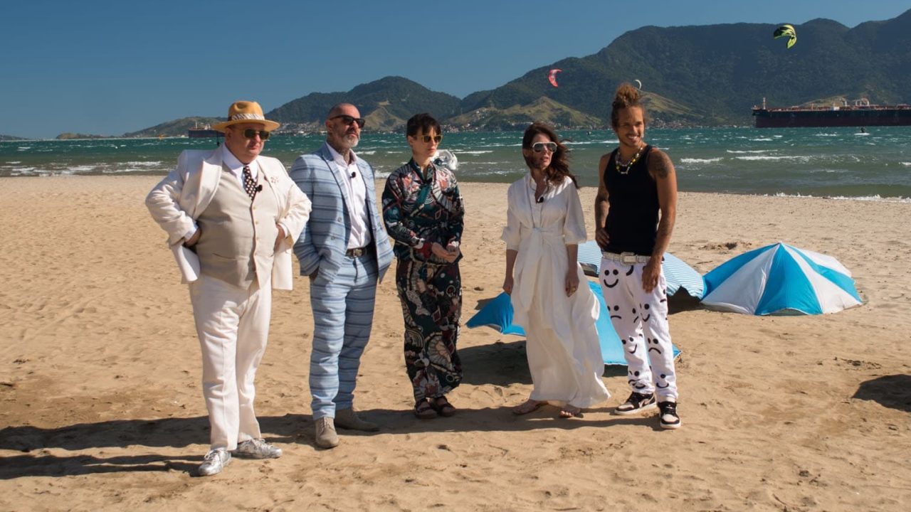 Os jurados Erick Jacquin, Helena Rizzo e Henrique Fogaça, lado da apresentadora Ana Paula Padrão e o cantor Vitão