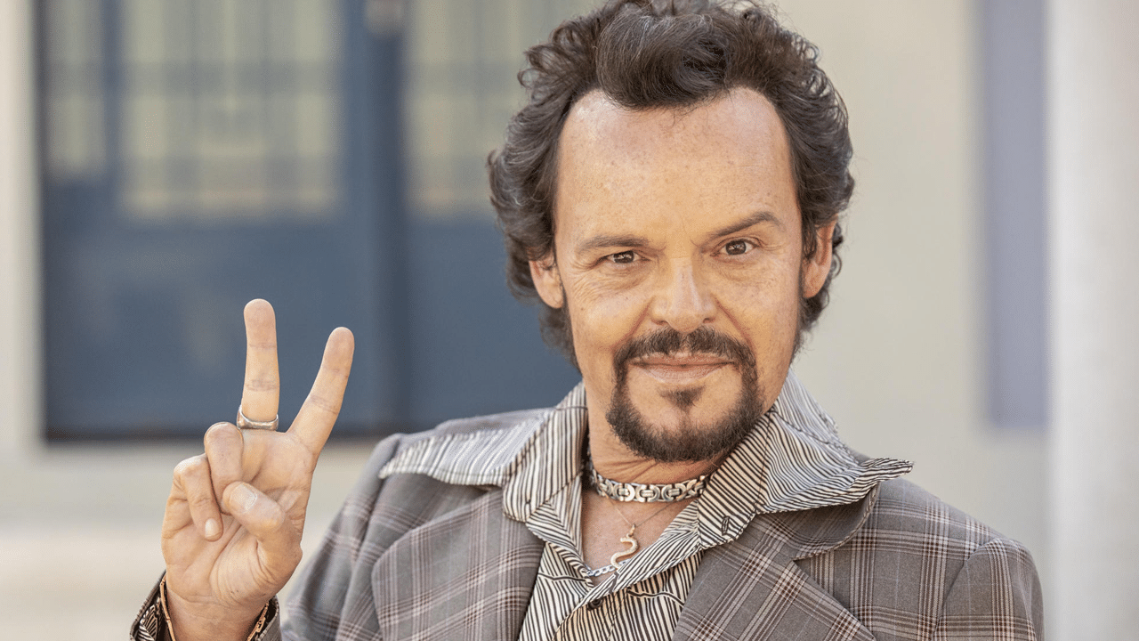 Imagem com foto do ator Matheus Nachtergaele