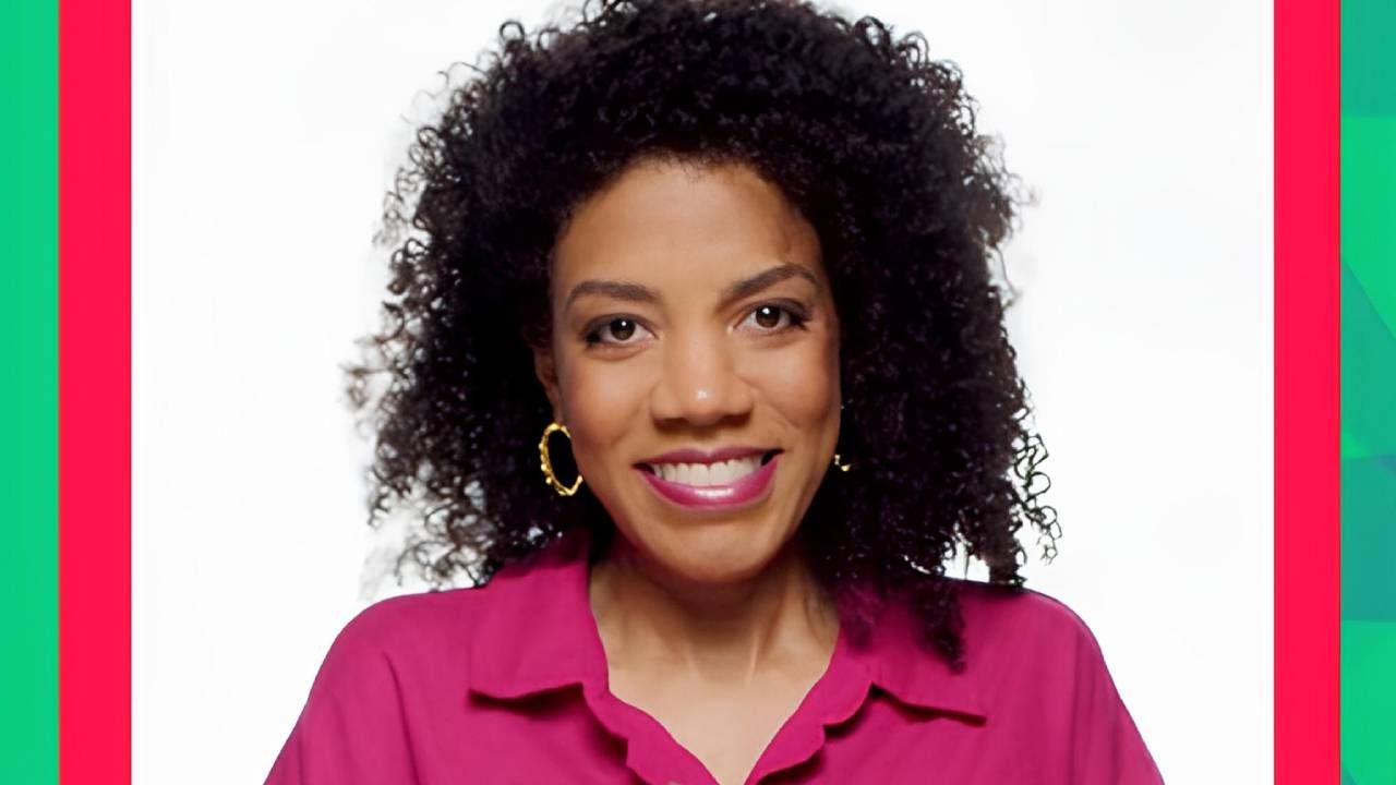 Nathália Cruz sorridente usa camisa rosa e brincos de argola em foto de divulgação da novela Coração Acelerado