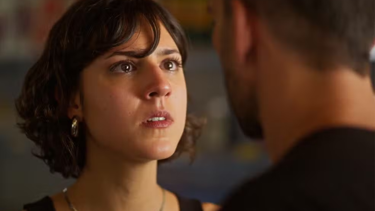 Nina enfrenta Deco, após jogar fora a sua droga em Dona de Mim