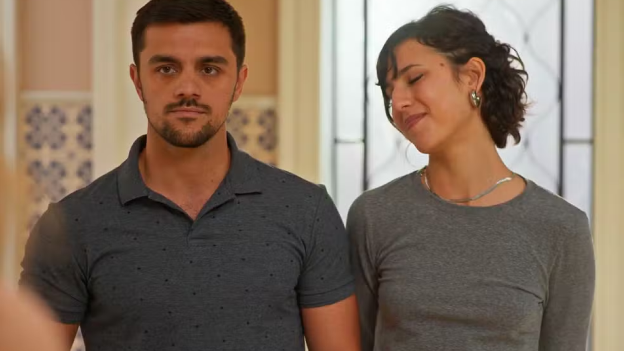 Nina provoca Danilo e consegue o seu beijo tão desejado em Dona de Mim