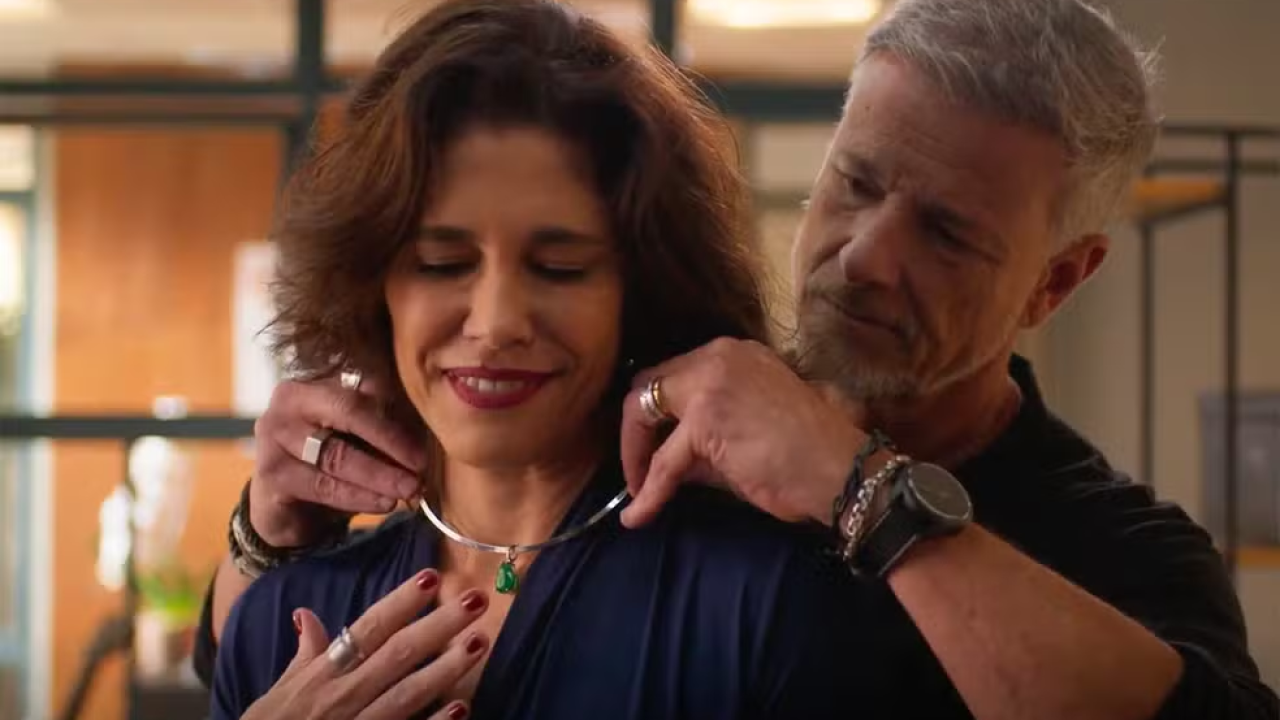 O colar que Jaques dá para Patrícia vira motivo de cobiça em Dona de Mim