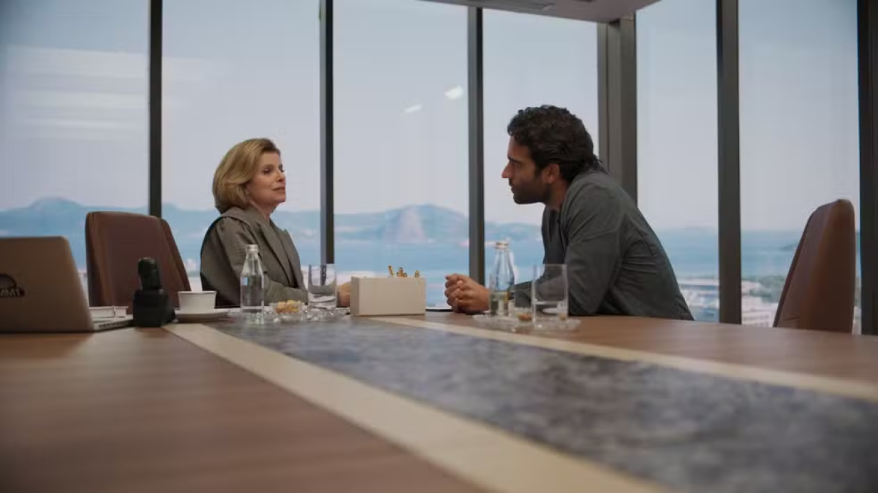 Odete manipula Afonso para ele sair do Brasil em Vale Tudo