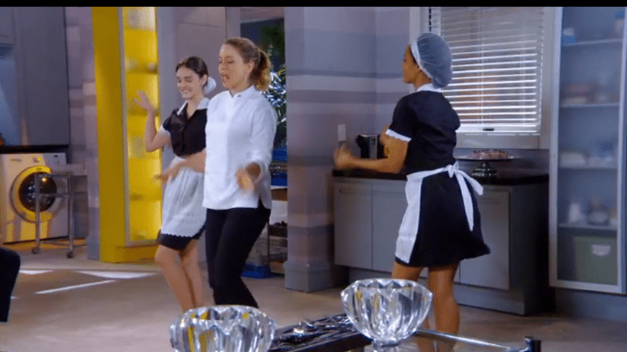 Para desespero de Sônia, as empreguetes são chamadas para fazer uma apresentação em sua cozinha em Cheias de Charme