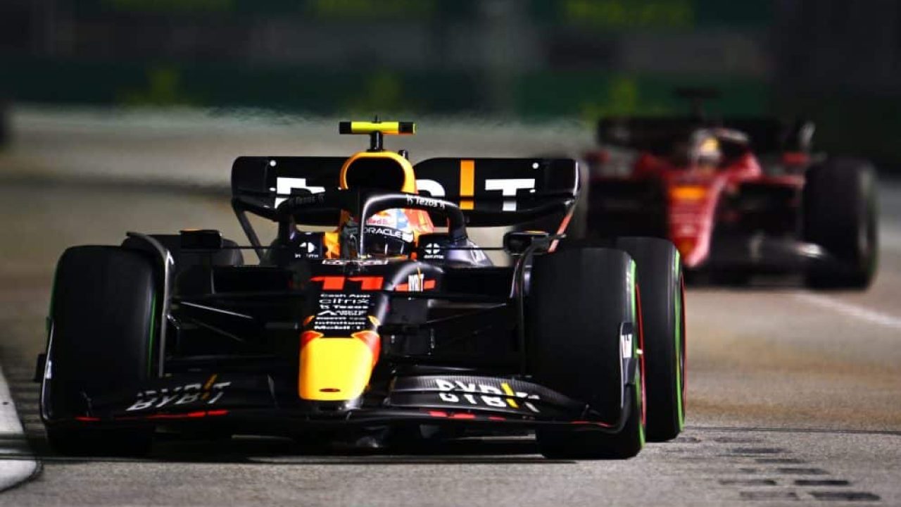 Imagem com foto do carro de Sergio Pérez no GP de Singapura, exibido pela Band