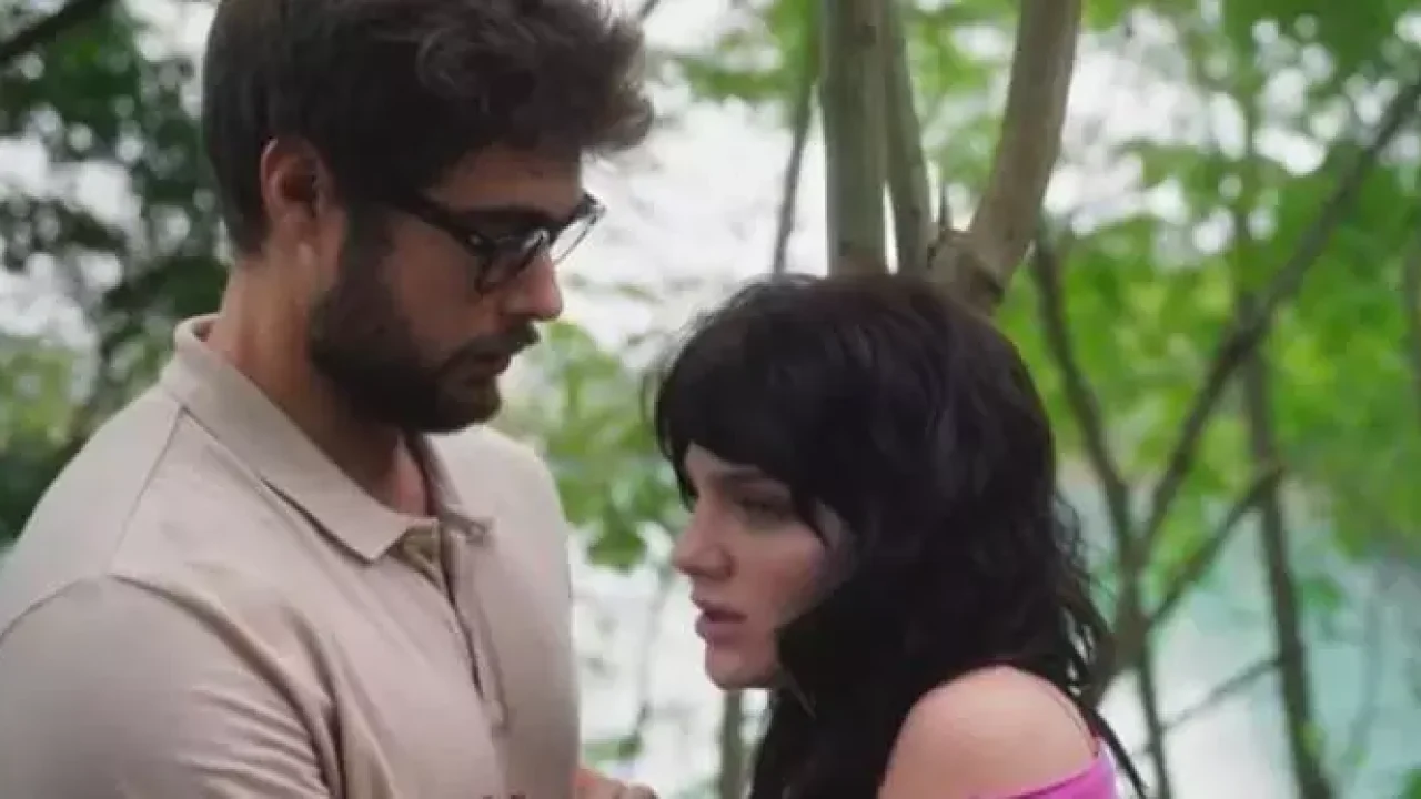 Por coincidência, Petra e Hélio se encontram na beira do rio e relembram os seus momentos em Terra e Paixão