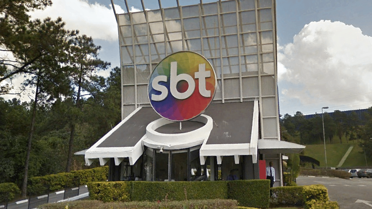 Imagem com foto da portaria do SBT