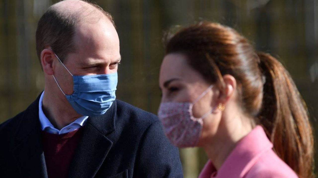 Príncipe William nega que a família real seja racista e diz que ainda não conversou com o irmão após entrevista polêmica (foto: Justin Tallis/AFP)