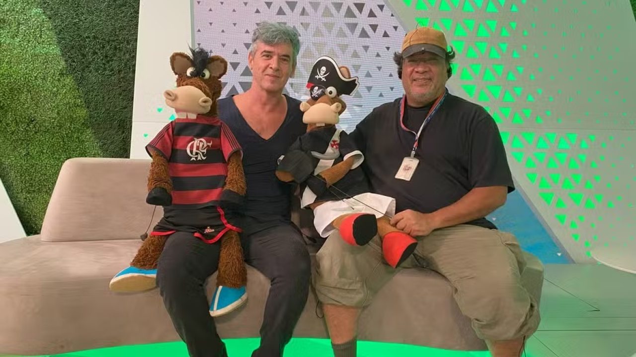 Quiá Rodrigues e Renato Spinelli sentados em estúdio com fantoches, usados no programa Fantástico