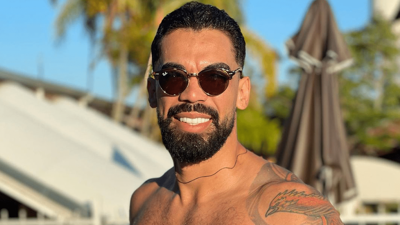 Imagem com foto do cantor sertanejo Raphael Soares sem camisa